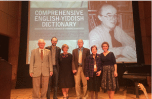 נישטאָ קיין ווערטער דערפֿאַר: אַ ווערטערבוך זאָגט אַנדערש